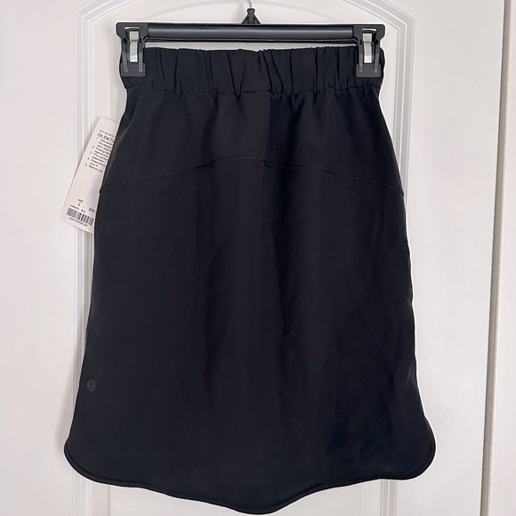 Lululemon Black Size 2 On The Fly Skirt - Relaxed Fit w/Pockets & Drawstring NWT - Picture 3 of 4
